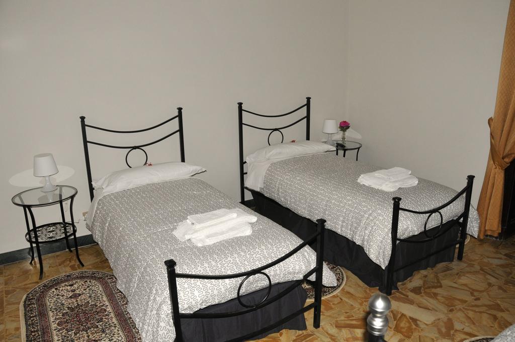 Alibrandi Palace Civitavecchia Cameră foto